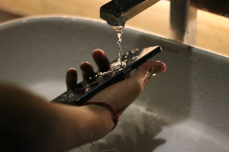 Photo "how to get water out of an iPhone"