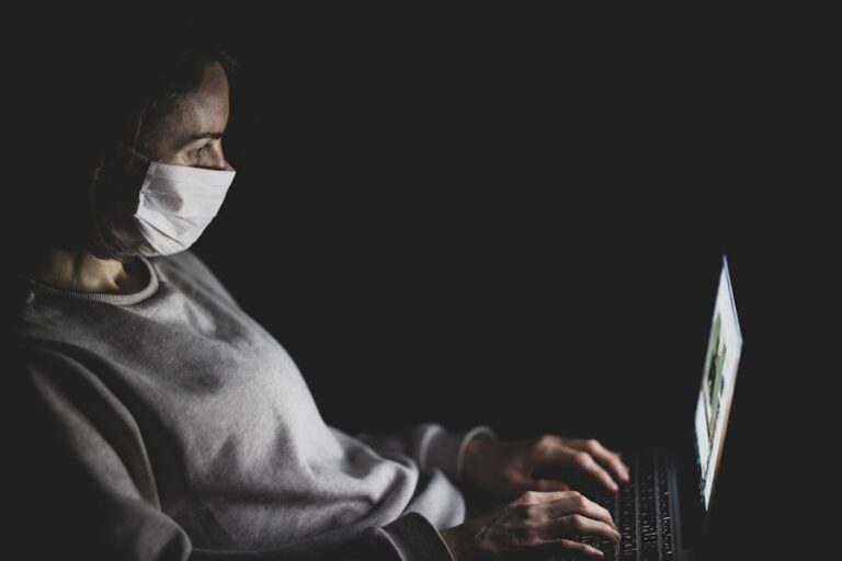 Photo "how to identify online scams"