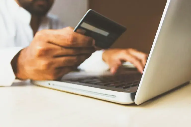 Photo "how to avoid being scammed online shopping"