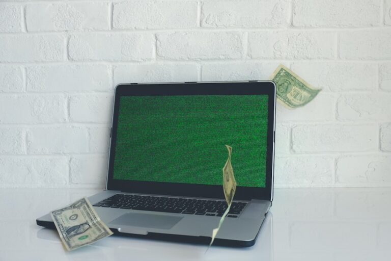 Photo "how not to get scammed online"