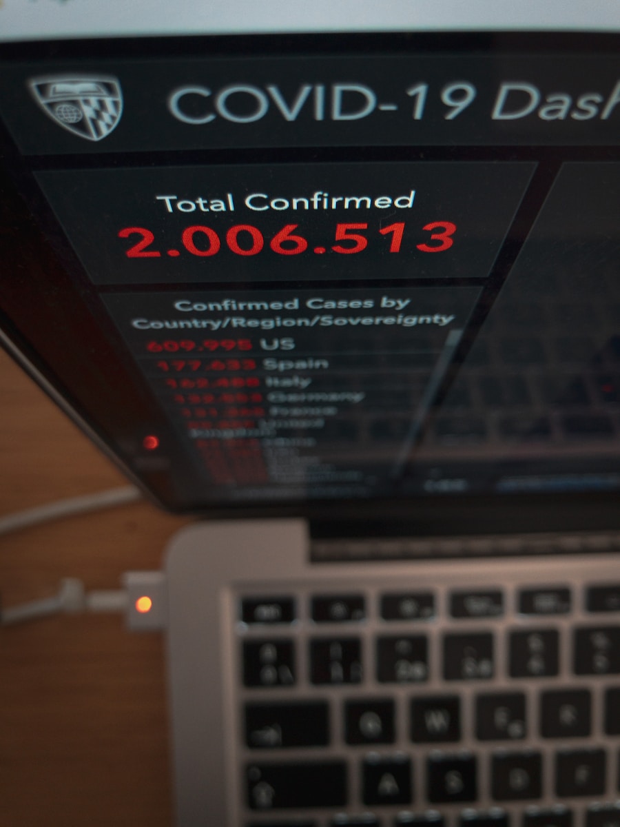 Photo "how many people get scammed online a year"